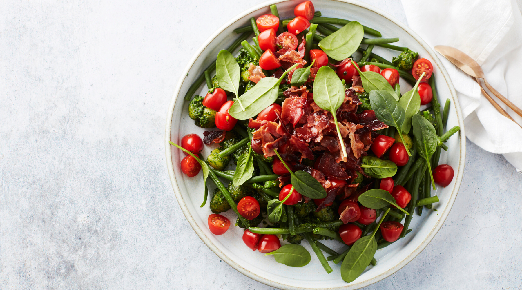 Recept: gnocchi met spinazie-pistachepesto, bacon en kerstomaatjes