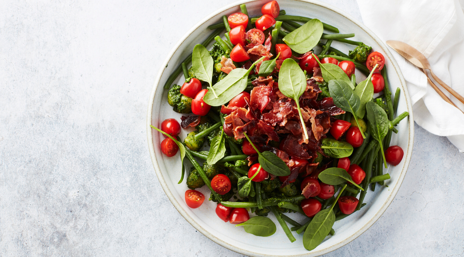 Recept: gnocchi met spinazie-pistachepesto, bacon en kerstomaatjes